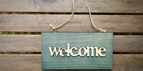 5 unique welcome hanging signs to have